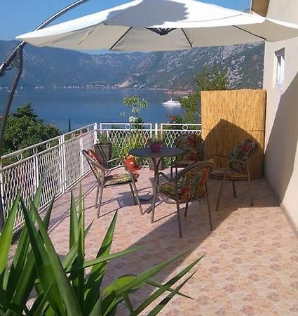 Apartment Rose Garden Risan Exterior foto