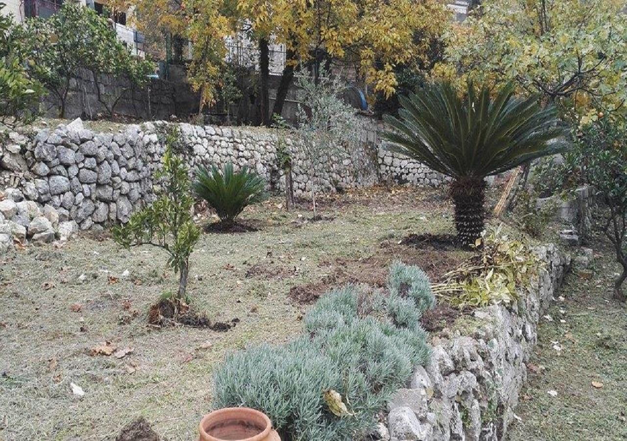 Apartment Rose Garden Risan Exterior foto